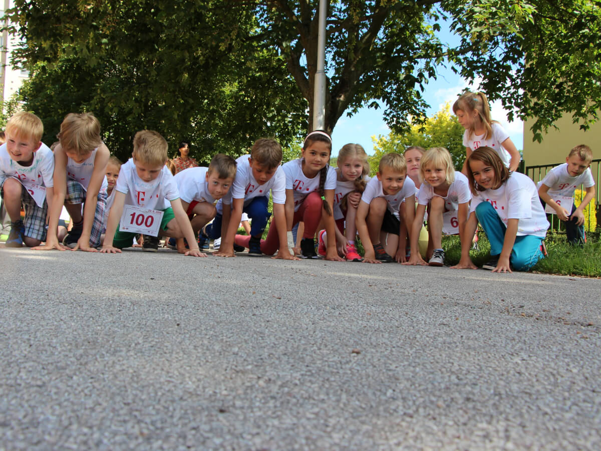 T-mobile olympijský běh. Žáci připraveni na startu ve startovní pozici.