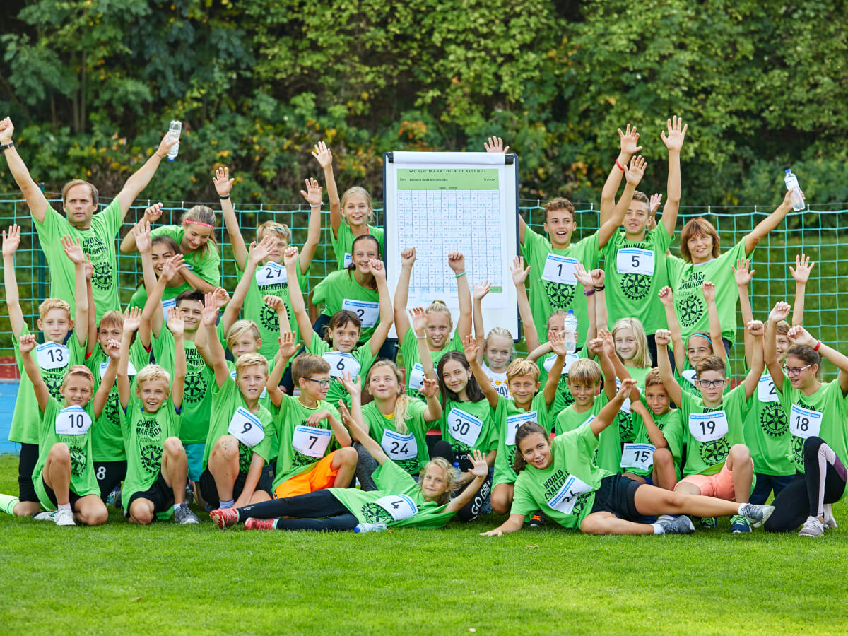 Celosvětová akce World challenge marathon. Společná fotografie radujících se běžců ZŠ Mládežnická se svými učiteli.