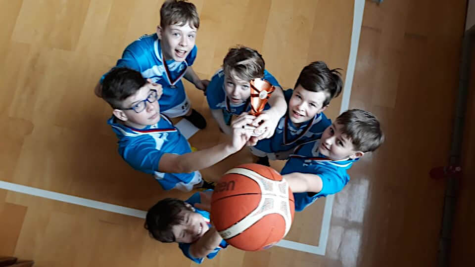 Okresní kolo v basketbale chlapců. Chlapci radující se z úspěchu.