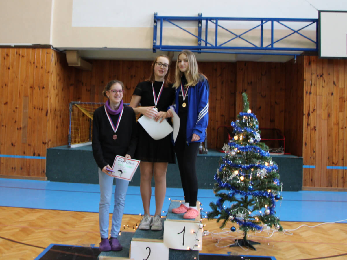 Největší školní akce ZŠ Mládežnická. Vánoční laťka. Nejlepší tři skokani na stupních vítězů. Tři nejlepší a nejstarší dívky.
