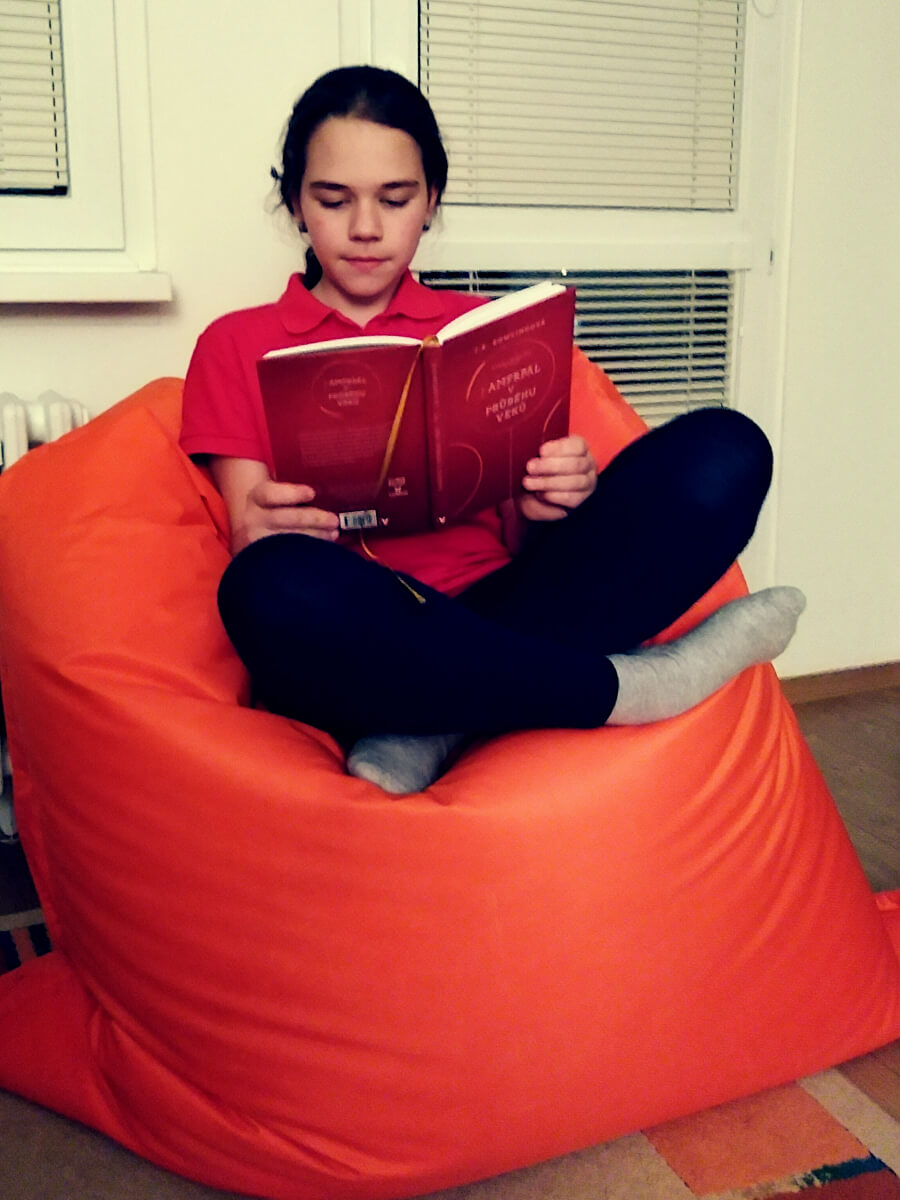 Dívka si čte knihu, červená, soutěž o nejlepší „barevné“ fotografie