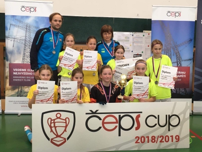 Žáci se svými trenéry florbalu po úspěchu na národním finále dívek ČEPS cup 2018/2019