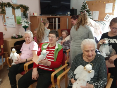 Babičky z Domova pro seniory v Trutnově dostávají andílky