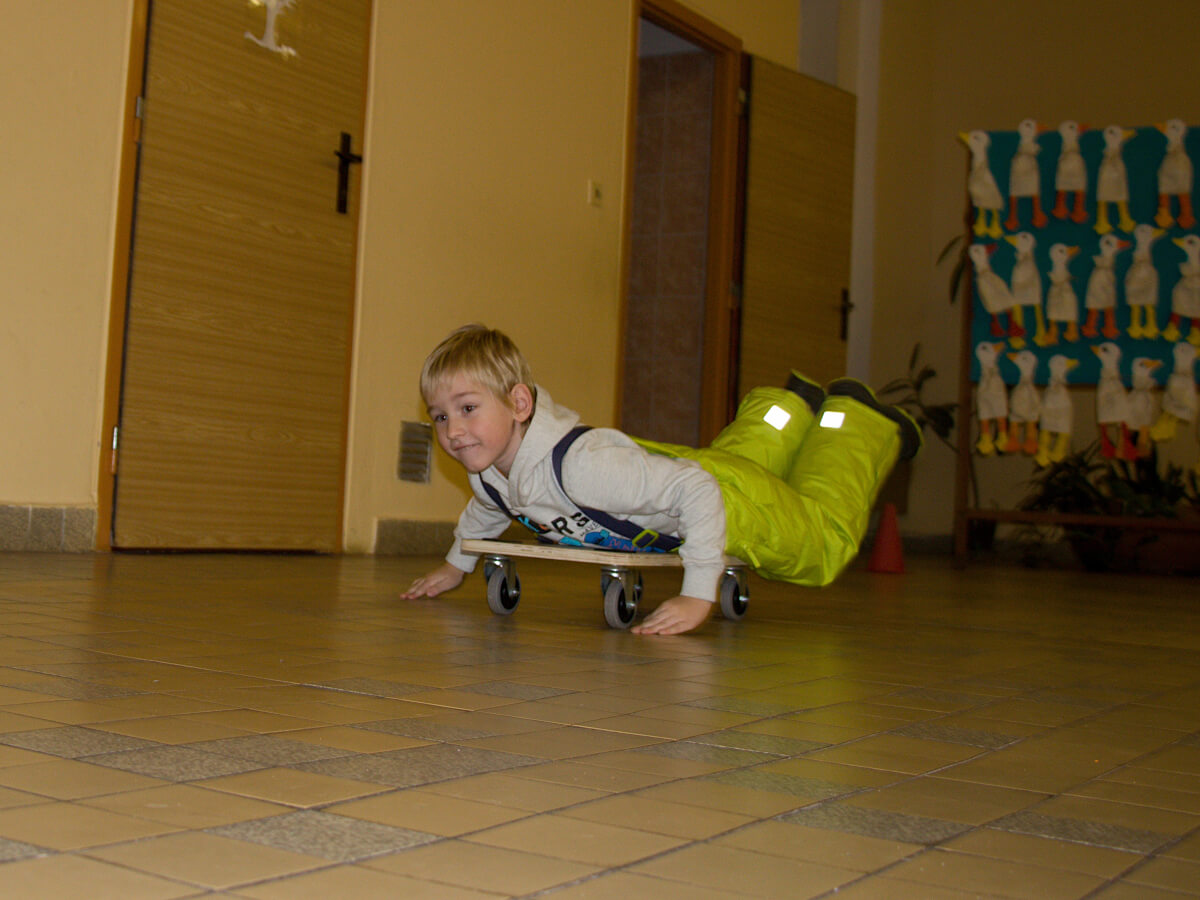 Návštěvník dne otevřených dveří na ZŠ Mládežnická Trutnov se po chodbě projíždí na skateboardu