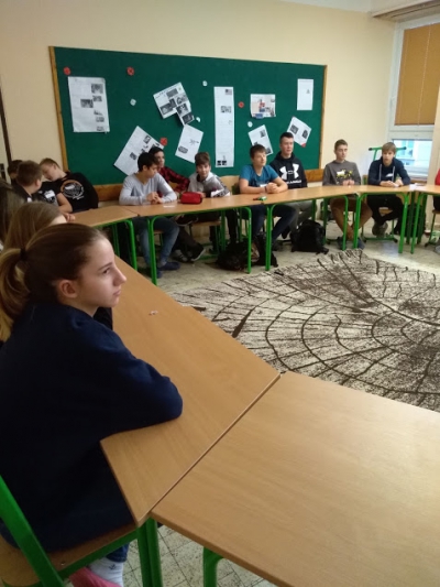 Žáci ZŠ Mládežnická Trutnov debatují v kruhu v rámci Etických dílen