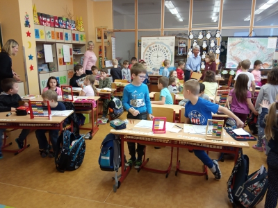 Předškoláci si zkouší lavice v prvních třídách