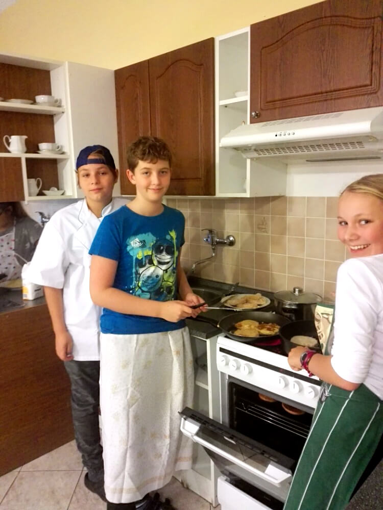 Žáci ZŠ Mládežnická Trutnov v rámci výuky „Gastronomická praktika“ připravují jídlo