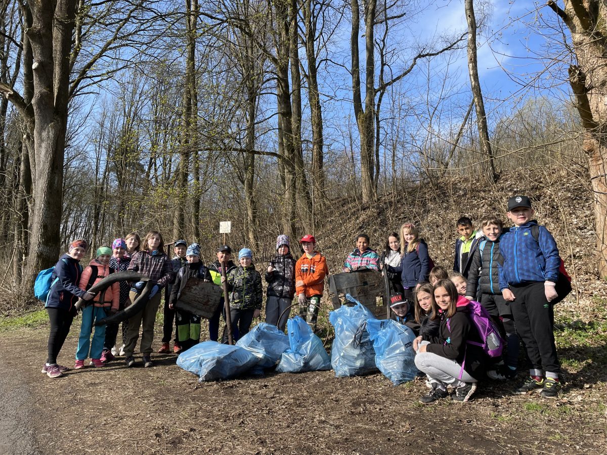 Den Země - žáci s posbíraným odpadem