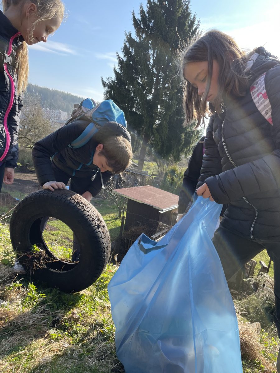 Den Země - žáci valí pneumatiku