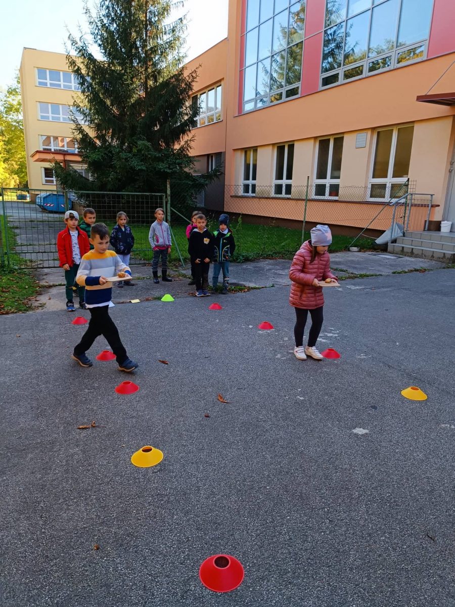 Děti soutěží venku před školou