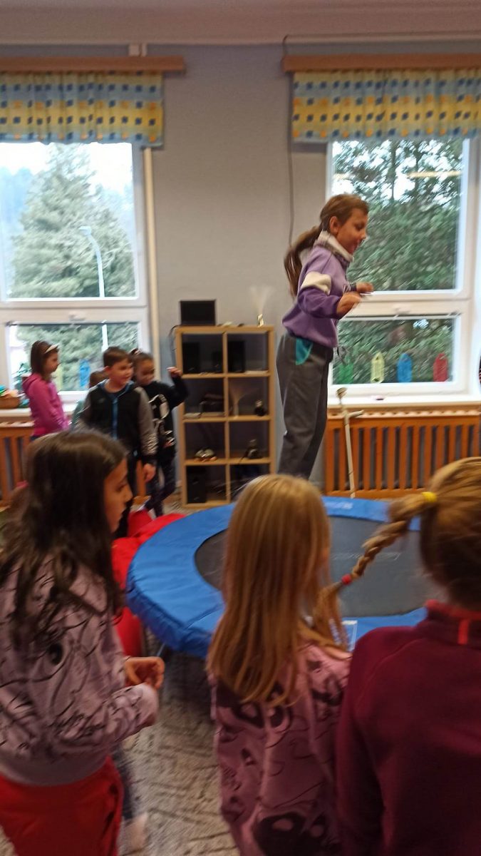 Projekt Jsme, jací jsme - návštěva Speciální ZŠ a MŠ Trutnov - žákyně 3. ročníku skáče na trampolíně
